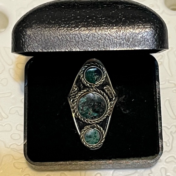 Jewelry - Gorgeous 3 stone adjustable ring